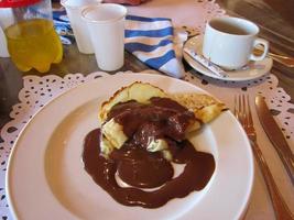 frische süße Pfannkuchen mit Schokolade foto