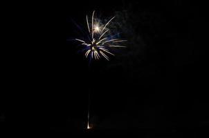 einzelnes blaues Feuerwerk foto