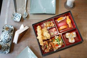Sushi und traditionelles japanisches Essen auf dem Tisch mit Kopienraum, foto