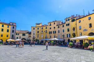 lucca, italien, 13. september 2018 piazza dell anfiteatro im zirkushof der mittelalterlichen stadt im historischen zentrum foto