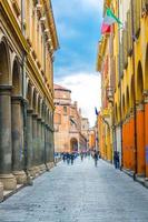 bologna, italien, 17. märz 2019 typisch italienische straße, gebäude mit säulen, convento padri agostiniani auf piazza giuseppe verdi quadrat hintergrund im alten historischen stadtzentrum, emilia-romagna foto