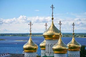 Kuppeln der orthodoxen Kirche. goldene kreuze der russischen kirche. heiliger Ort für Gemeindemitglieder und Gebete für die Errettung der Seele. foto