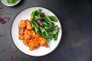 fleisch geschmorte tomatensauce schweinefleisch rindfleisch huhn frische gesunde mahlzeit essen foto