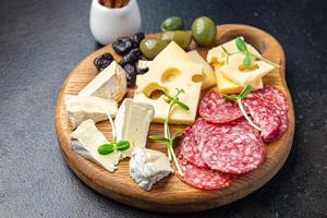 Snackteller Käse, Wurst, Oliven, Brotstangen, frische Vorspeisenmahlzeit foto