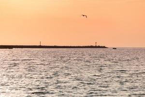 Ostsee Sonnenuntergang. erstaunliche Meereslandschaftsfarben. Träume von Reisen und Freiheit. Sonnenuntergang Himmel und behaupten Wetter