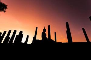 Silhouette Buddha-Statue im Tempel Wat Mahathat im historischen Park Sukhothai, Provinz Sukhothai, Thailand. foto