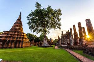Silhouette Buddha-Statue im Tempel Wat Mahathat im historischen Park Sukhothai, Provinz Sukhothai, Thailand. foto