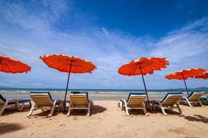 Liegestühle und Sonnenschirm am Strand von Pattaya an sonnigen Tagen, Thailand. foto