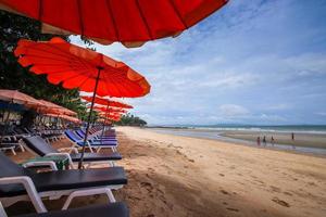 Liegestühle und Sonnenschirm am Strand von Pattaya an sonnigen Tagen, Thailand. foto