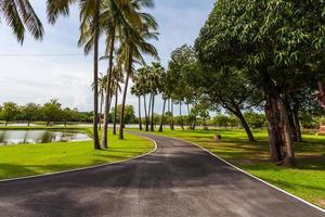 Asphaltstraße im historischen Park von Sukhothai, Thailand foto