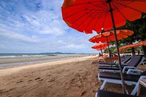 Liegestühle und Sonnenschirm am Strand von Pattaya an sonnigen Tagen, Thailand. foto