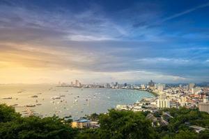 Blick vom Aussichtspunkt auf die Stadt Pattaya im Abendsonnenuntergang Chonburi Thailand. foto