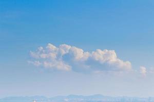 Hintergrund blauer Himmel mit Wolke. foto