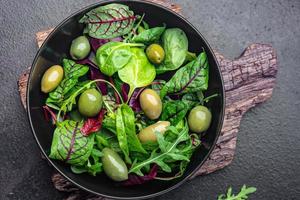 frischer salat olive grüne oliven gesunde mahlzeit lebensmittel diät snack foto