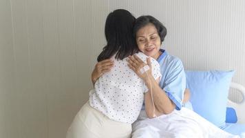 Seniorin und ihre unterstützende Tochter im Krankenhaus-, Gesundheits- und Versicherungskonzept. foto