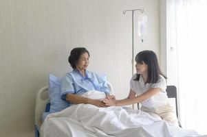 Seniorin und ihre unterstützende Tochter im Krankenhaus-, Gesundheits- und Versicherungskonzept.