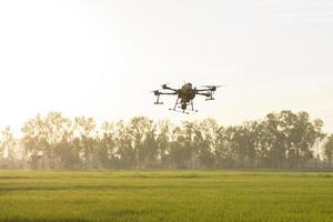 landwirtschaftliche Drohnen fliegen und sprühen Dünger und Pestizide über Ackerland, High-Tech-Innovationen und intelligente Landwirtschaft foto