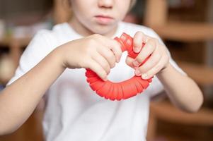 pop tube poptube kind kinder spielzeug antistress hände halten spielen foto