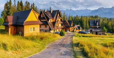 traditionelles holzhaus in den bergen auf einer grünen wiese berge, polen foto