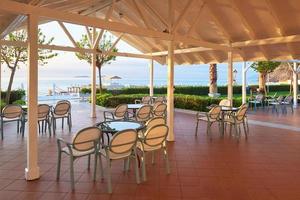 am Strand befindet sich ein leer servierter Restauranttisch, der auf Besucher wartet. amara dolce vita luxushotel. Erholungsort. tekirowa-kemer foto