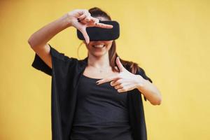 glückliche frau sammelt erfahrung mit der verwendung von vr-brillen virtual-reality-headset foto