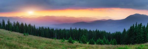 Sonnenuntergang in der Berglandschaft. dramatischer Himmel. Karpaten, Ukraine, Europa. Beauty-Welt. foto