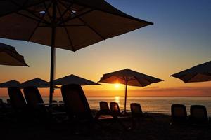 Malerischer Blick auf den Sandstrand am Strand mit Sonnenliegen und Sonnenschirmen, die sich gegen das Meer und die Berge öffnen. amara dolce vita luxushotel. Erholungsort. tekirowa-kemer foto