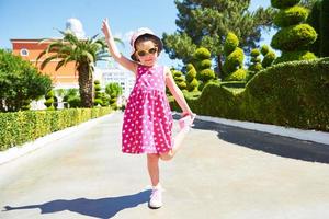 Porträt eines glücklichen Kindes mit Sonnenbrille im Freien im Sommertag. amara dolce vita luxushotel. Erholungsort. tekirowa-kemer. Truthahn. foto