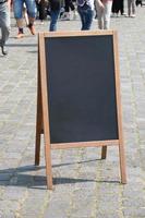 leere tafel tafelwerbung a-frame-schild oder kundenstopper foto