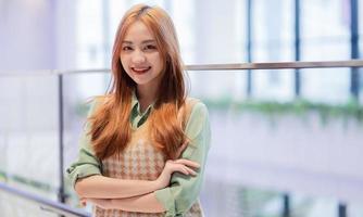 Porträt der jungen asiatischen Geschäftsfrau foto