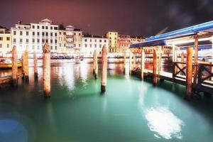 Stadtlandschaft. rialto-brücke ponte di rialto in venedig, italien bei nacht. foto