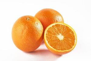 köstliche frische Orangen isoliert auf weißem Hintergrund. foto