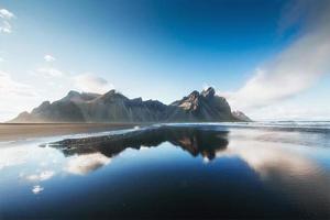 Jökulsarlon-Gletscherlagune, fantastischer Sonnenuntergang am schwarzen Strand, Island. foto