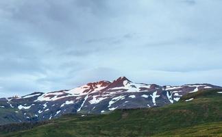 Tal Nationalpark Landmannalaugar. An den sanften Hängen der Berge liegen Schneefelder und Gletscher. herrliches island im sommer foto