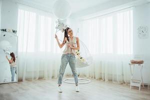 Modefoto schöne Frau mit Luftballons. Mädchen posiert. Fotostudio foto