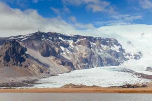 sanfte Hänge schneebedeckter Berge und Gletscher. wunderbares Island im Frühling. foto