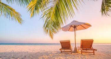 toller romantischer Strand. Stühle am Sandstrand in der Nähe des Meeres. sommerferienkonzept für den tourismus. tropische Insellandschaft. ruhige Küstenlandschaft, entspannender Küstenhorizont, Palmenblätter foto