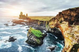 Reynisfjara schwarzer Sandstrand in Island. reynisfyal Berge foto