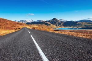 asphaltstraße in die berge island foto