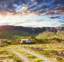 die wunderschöne landschaft mit bergen und flüssen in island foto