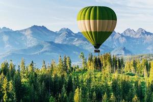 fantastische schneebedeckte Berge in den wunderschönen Kumuluswolken. ein Ballon im Hintergrund. Karpaten. Ukraine foto