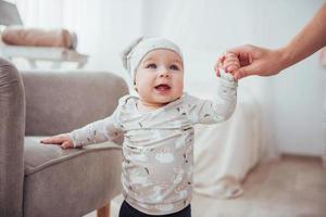 fröhlicher Kinderstuhl neben einem hellen Raum foto