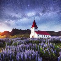 schöne collage lutherische kirche in vik unter fantastischem sternenhimmel. Island foto