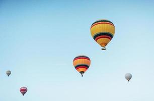 eine Gruppe bunter Heißluftballons dagegen foto