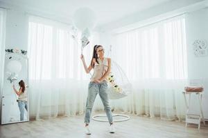 Modefoto schöne Frau mit Luftballons. Mädchen posiert. Fotostudio foto