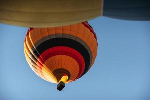 eine Gruppe bunter Heißluftballons dagegen foto