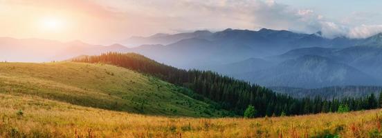 Sonnenuntergang in der Berglandschaft. dramatischer Himmel. Karpaten, Ukraine, Europa. Beauty-Welt. foto