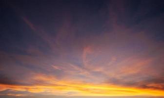 fantastischer sonnenuntergang in den bergkumuluswolken. foto