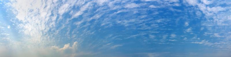 Panoramahimmel mit schöner Wolke an einem sonnigen Tag. foto