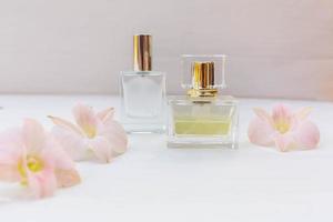 parfüm und parfümflasche mit rosa blumen foto